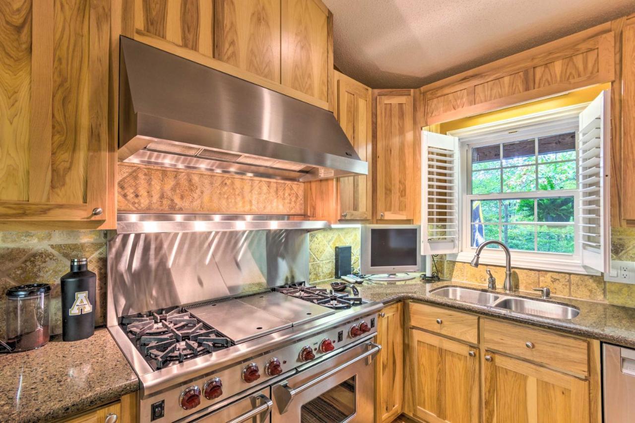 Stunning Beech Mountain Cabin With Porch And Hearth Exterior foto